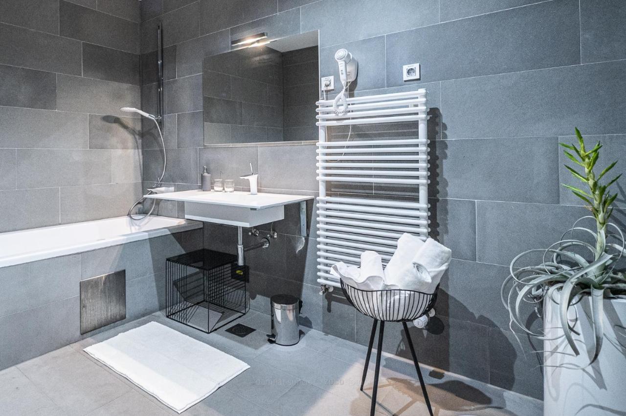 Vila Vipolze - Rooms & J. Suites Esterno foto